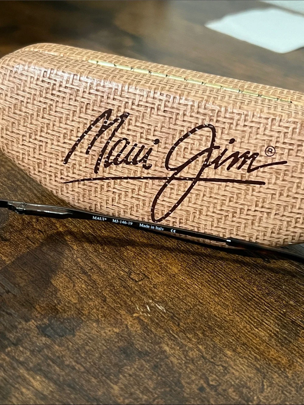 Maui Jim Black Oval Polarized Sunglasses with Tan Case MJ 146-19
